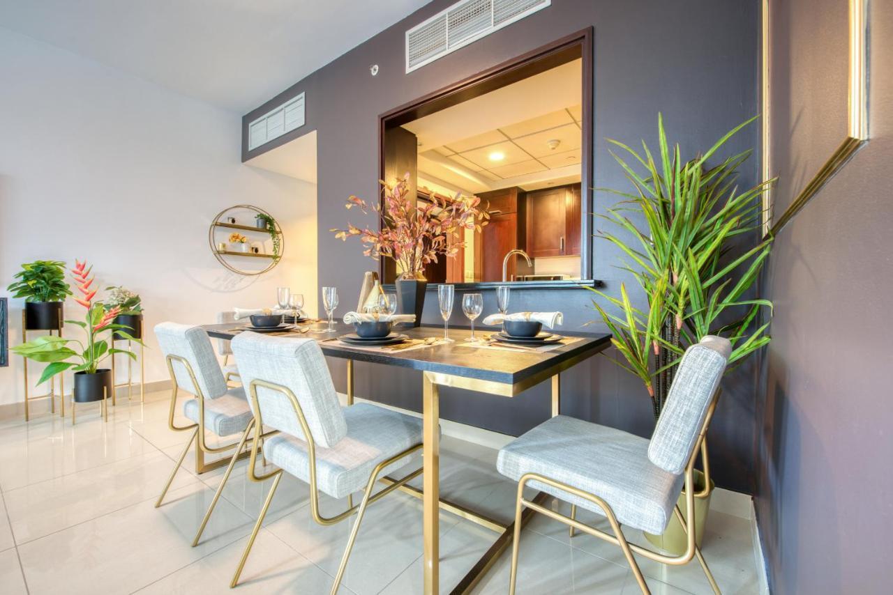 Maison Privee - Radiant Urban Retreat With Iconic Burj Khalifa Vws دبي المظهر الخارجي الصورة